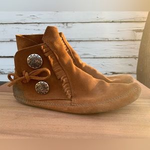 Men’s Minnetonka 2 button moccasins. Size 9.